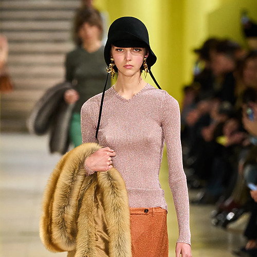 런웨이와 거리를 모두 점령한 이 니트, 우리는 어떻게 입어야 할까?