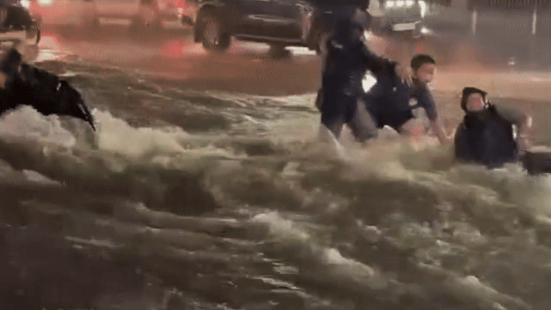 폭우로 베트남 남부 도로 차량 휩쓸려