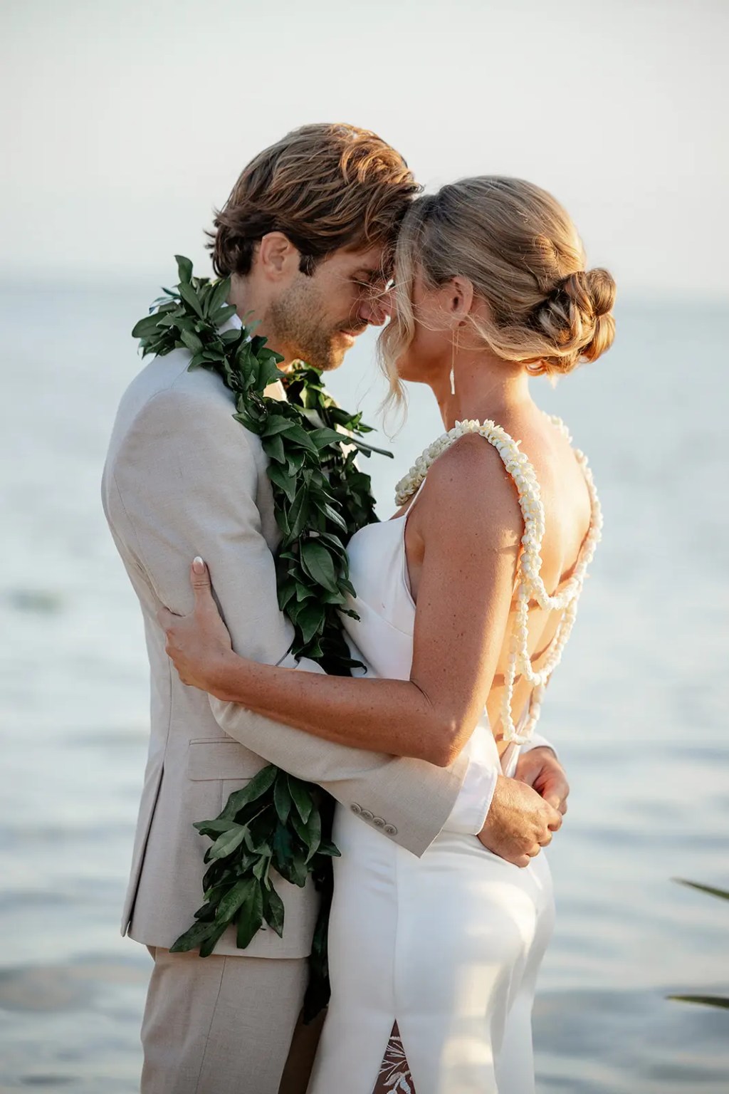 오아후 출신의 이 커플은 일출 때 바다 한가운데에서 결혼했습니다