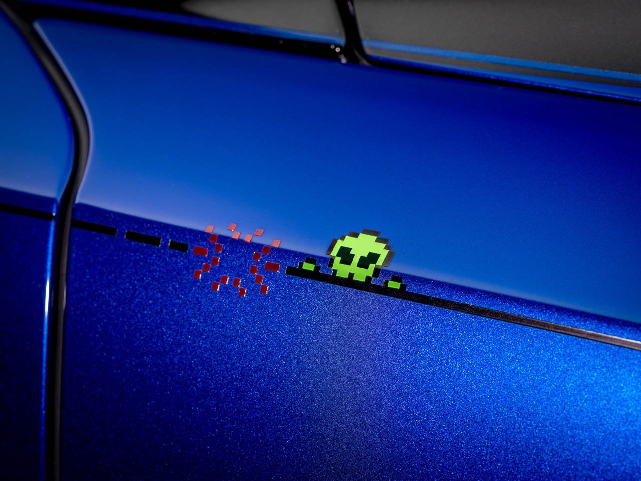 롤스로이스 블랙 배지 고스트 게이머: 아케이드 문화를 자동차 기술로 전환