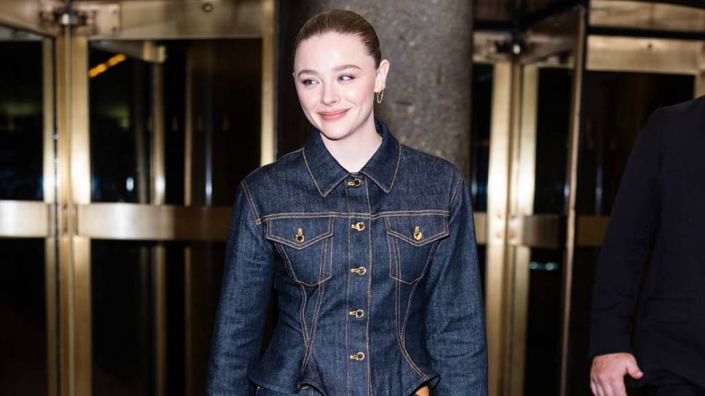 사진: 클로이 그레이스 모레츠 록스 매칭 데님 세트