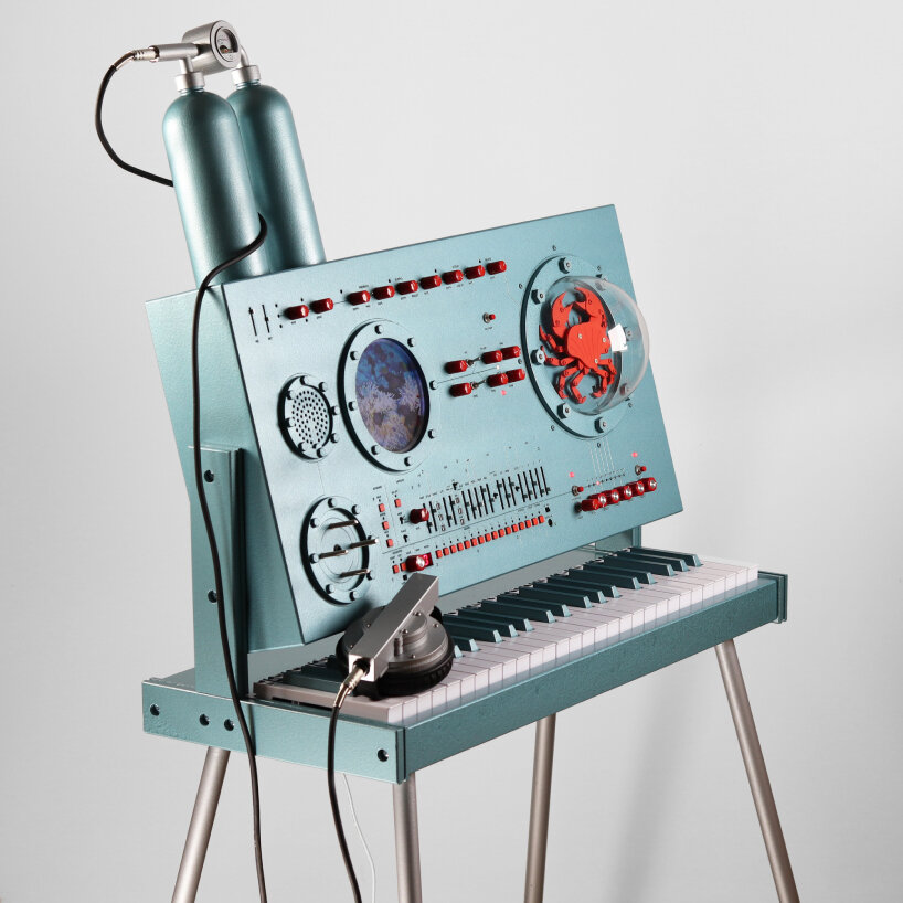 자성유체, 핑크 노이즈 머신, 바이오데이터 신디사이저를 갖춘 기타가 Love Hultén의 두 번째 책을 구성합니다