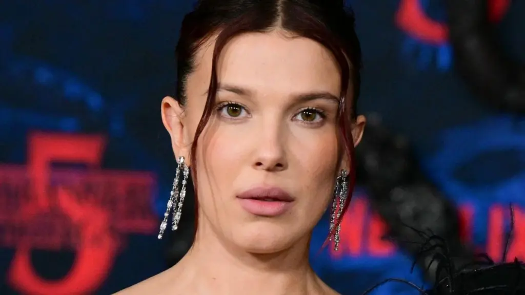 반짝이는 미니 드레스를 입은 밀리 바비 브라운은 꼭 봐야 할 작품