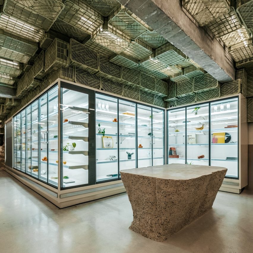 플라스틱 박스 매장은 "슈퍼마켓을 가장한 잔혹한 미술관"입니다