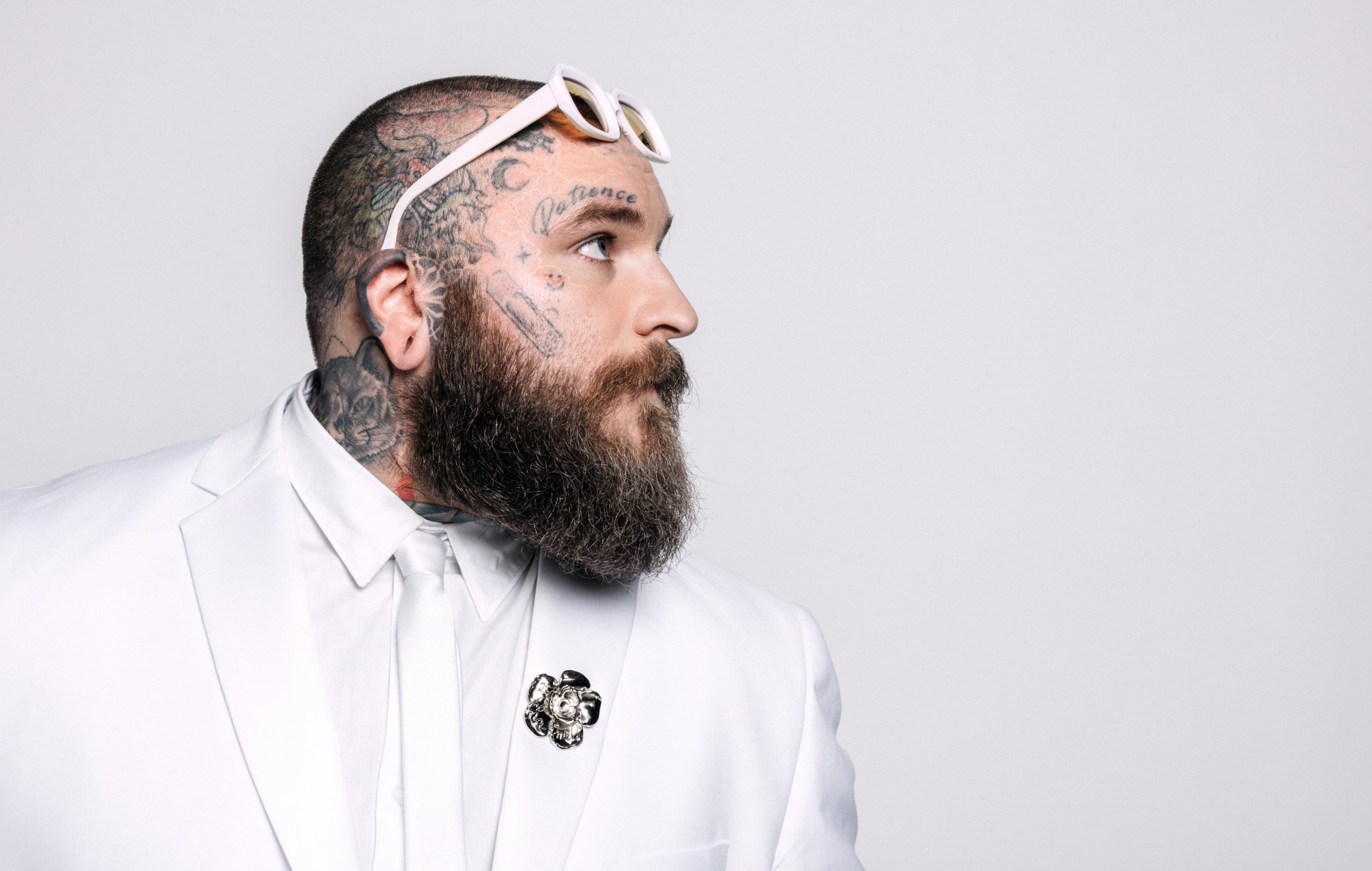 Teddy Swims는 음악을 만들기 위해 때때로 AI를 사용한다고 말합니다