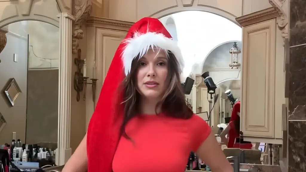 밀리 바비 브라운(Millie Bobby Brown)이 마이크로 반바지를 입고 선반 위의 요정이 되다