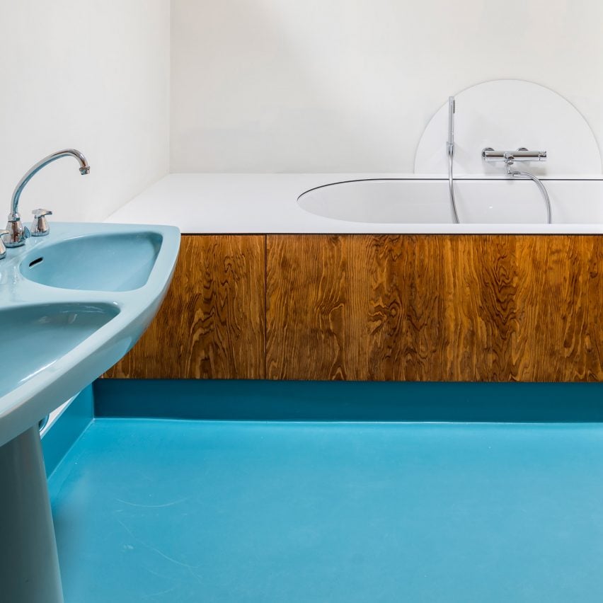 획일성을 거부하는 대비되는 재료를 사용한 7개의 욕실