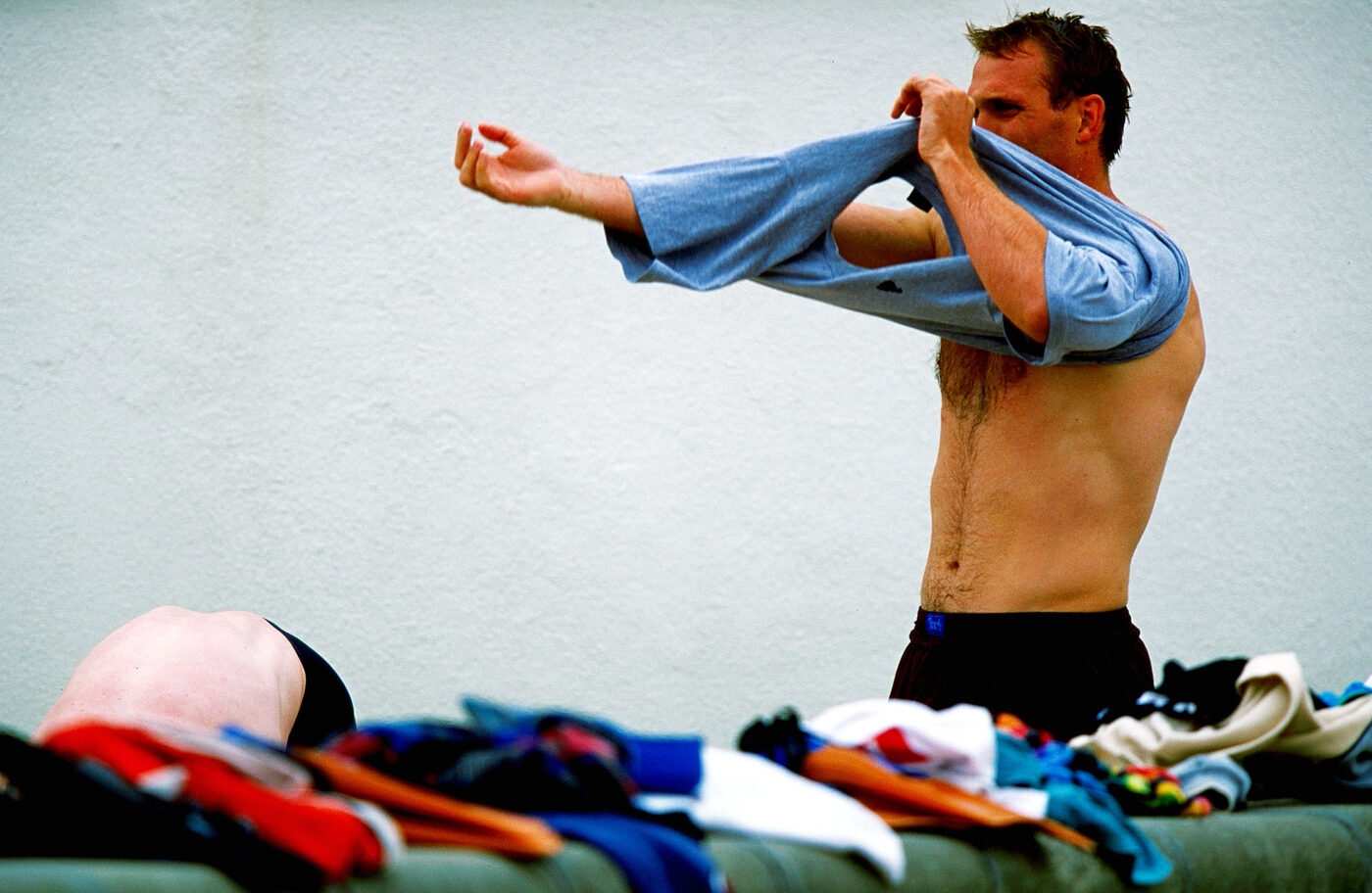 여름·가을 옷 그냥 옷장에 넣으면 큰 일, 겨드랑이 얼룩 없는 관리법 6