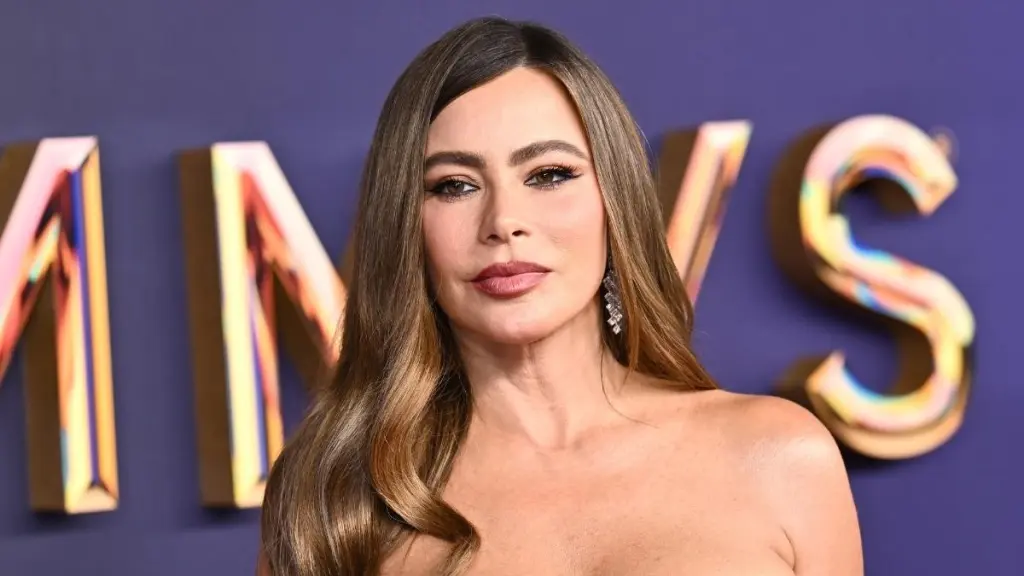 소피아 베르가라(Sofia Vergara)가 빨간 드레스를 입고 댄스 동작을 과시합니다