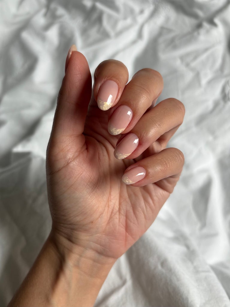 단단한 BIAB 매니큐어로 인해 약한 손톱이 거의 깨지지 않게 되었습니다