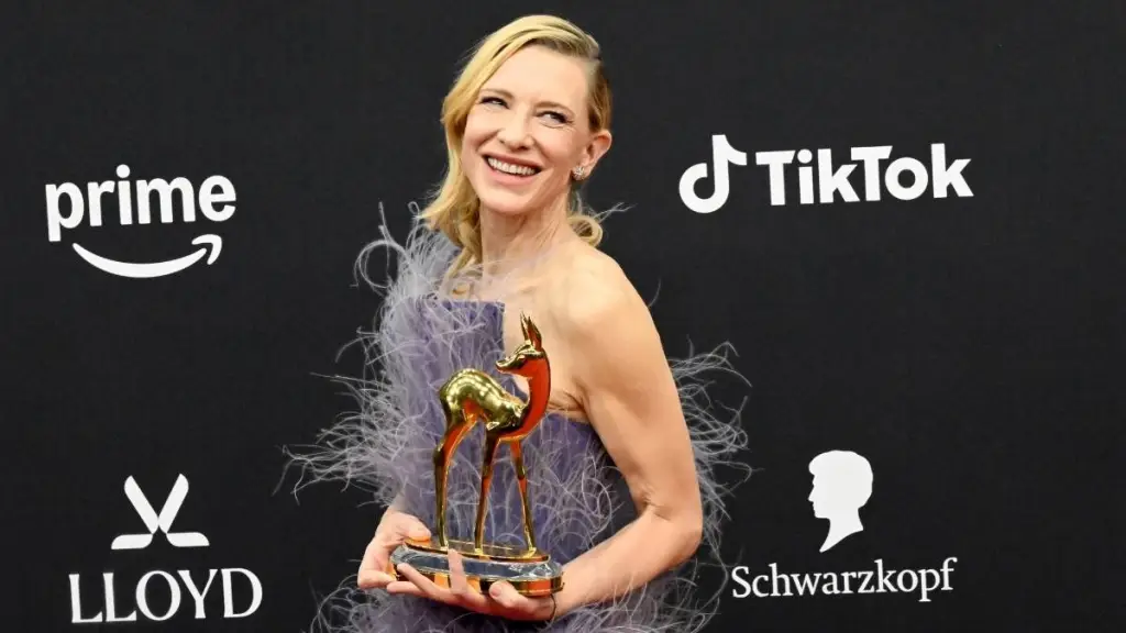 케이트 블란쳇(Cate Blanchett)의 깃털 같은 시어 드레스는 완전히 식물 기반입니다