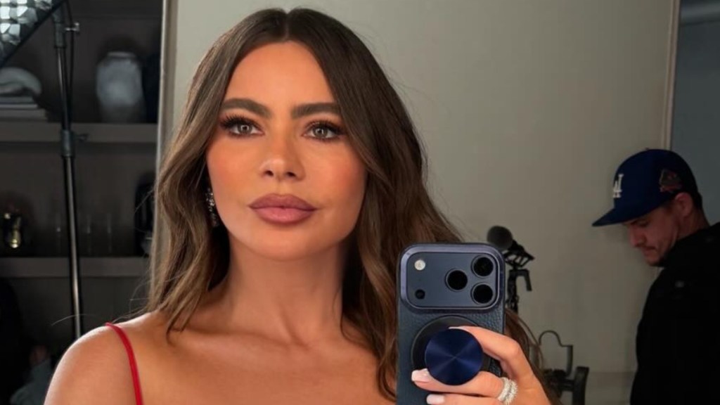 소피아 베르가라(Sofia Vergara)의 대담한 빨간 드레스가 전부입니다