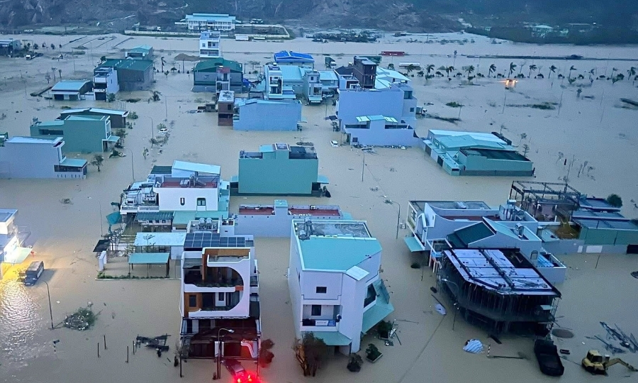 밤새 강물이 불어나면서 베트남의 해안 관광 허브인 꾸이년과 나트랑이 홍수로 잠겼습니다