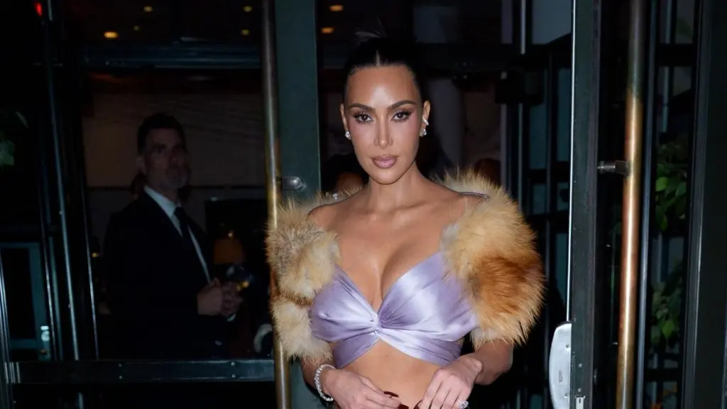 Kim Kardashian이 맞춤형 Balmain 가운을 입고 할리 베리가 되었습니다