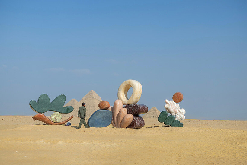 StudioPROBA와 solidnature의 기념비적인 석조 조각품이 피라미드를 가로질러 나타납니다