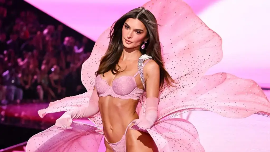 Emily Ratajkowski의 빨간색 레이스 라운지 란제리는 너무나 축제적입니다