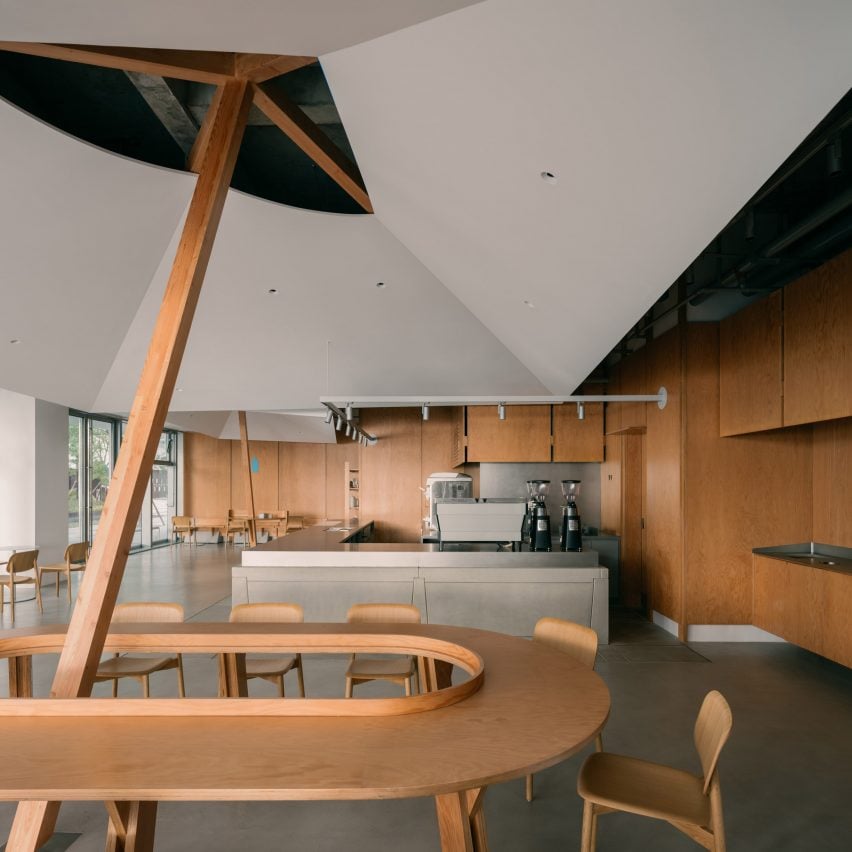 텐트 모양의 캐노피가 West Bund의 Blue Bottle Coffee에 "야외 느낌"을 선사합니다