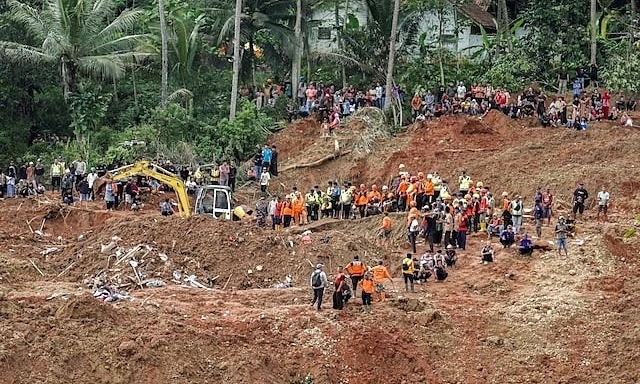 홍수와 산사태가 인도네시아를 휩쓸고 8명이 사망하고 수천 명이 피난을 떠났습니다