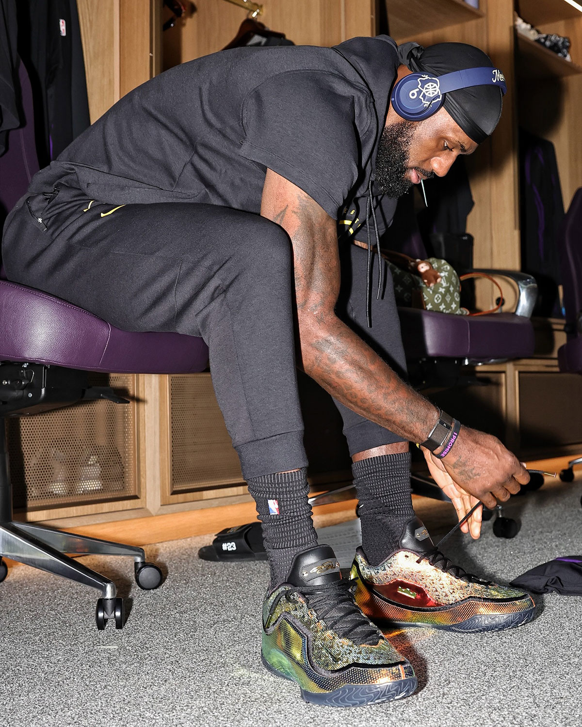 르브론 제임스, 나이키 르브론 23 "40k 골드"로 시즌 데뷔