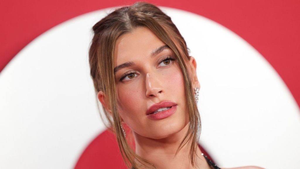 헤일리 비버(Hailey Bieber)가 해변에서 화려한 비키니 룩을 선보였습니다