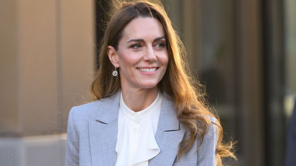 케이트 미들턴이 현대 공주의 비즈니스 복장을 보여줍니다