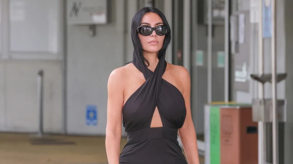 Kim Kardashian, 샌들과 양말이 멋진 모습임을 증명