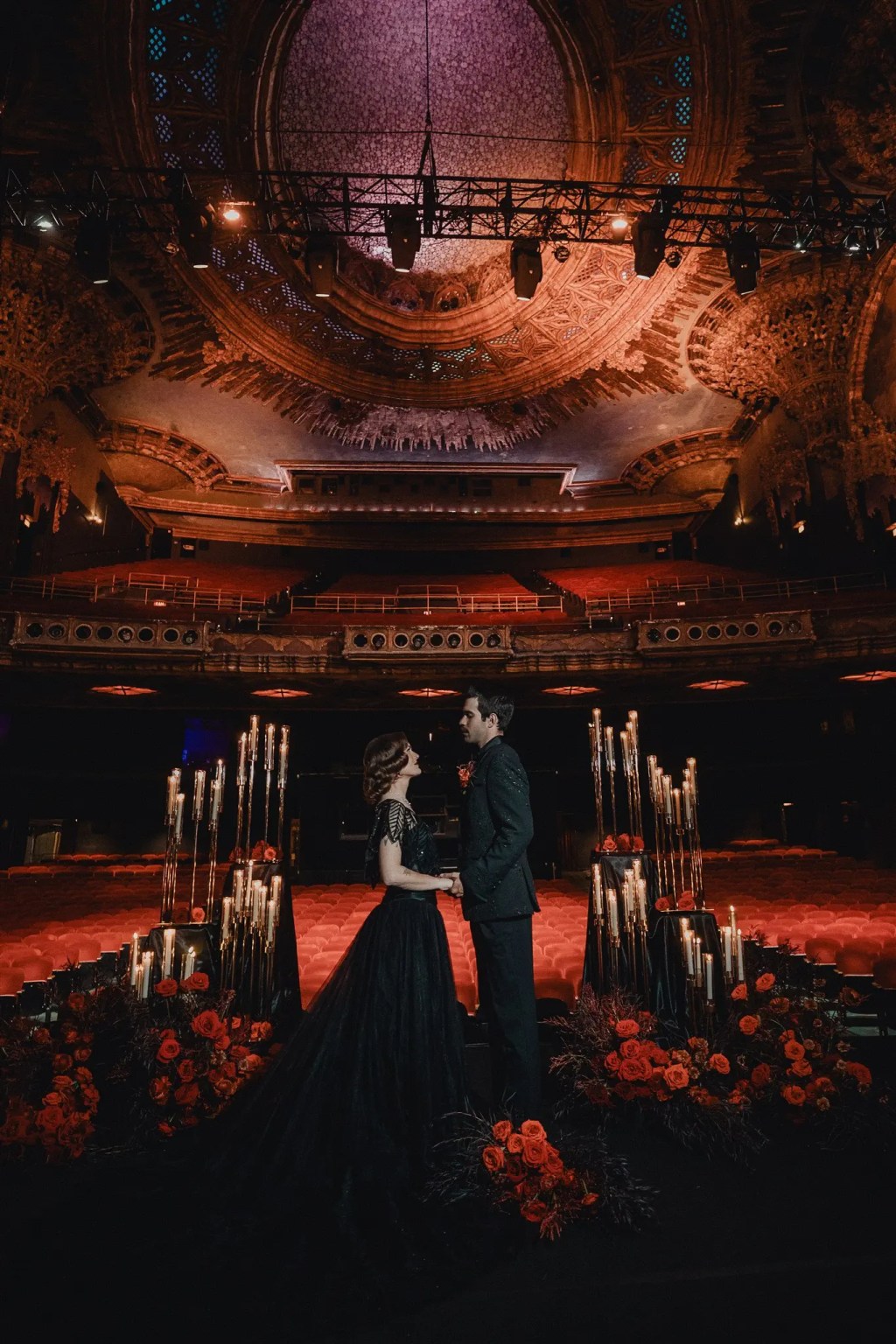 유서 깊은 로스앤젤레스 극장에서 열린 이 어둡고 낭만적인 결혼식에서 신부는 검은색 드레스를 입었습니다