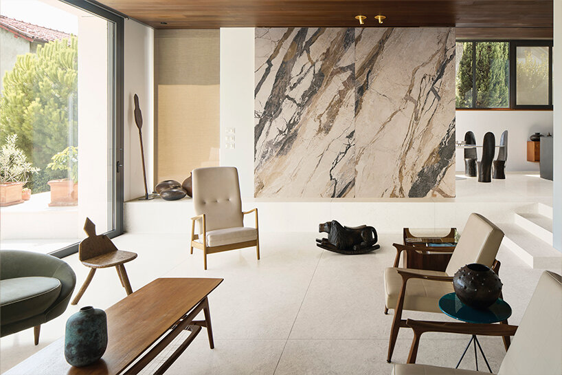 fiandre의 어휘 컬렉션은 표현적이고 구조적인 도자기의 균형 잡힌 이중성을 제공합니다