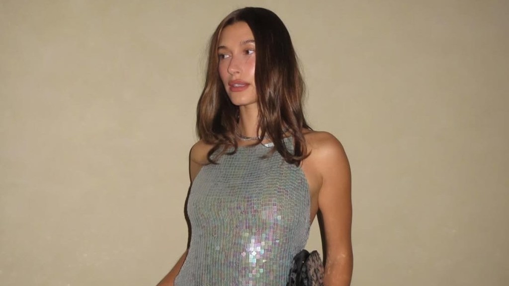 헤일리 비버(Hailey Bieber), 반짝이는 생일 의상으로 시선을 사로잡다