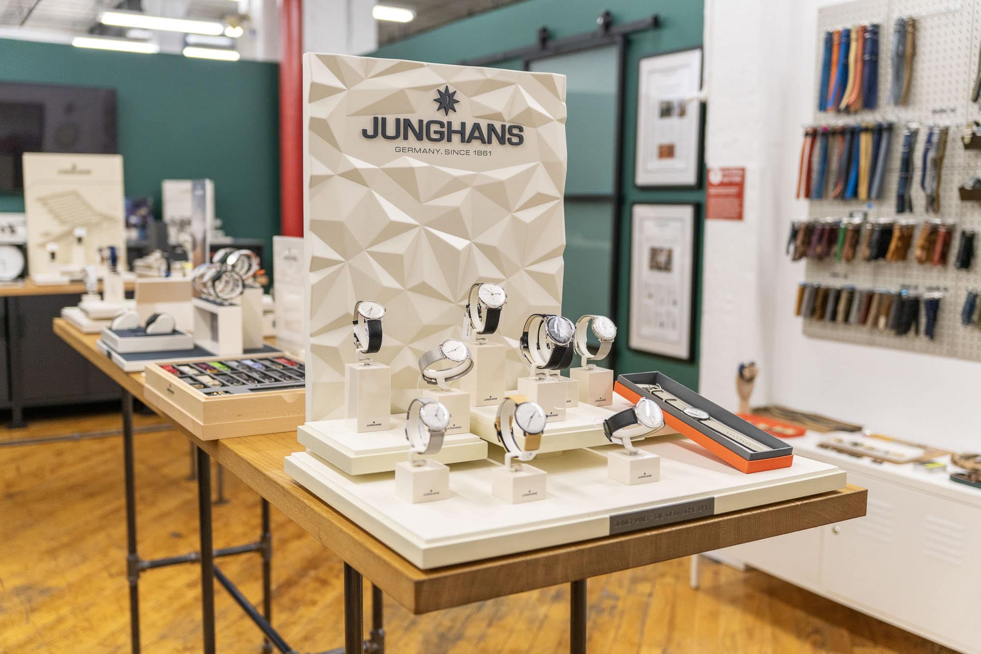 브루클린과 바우하우스의 만남: Junghans 쇼룸 경험 요약