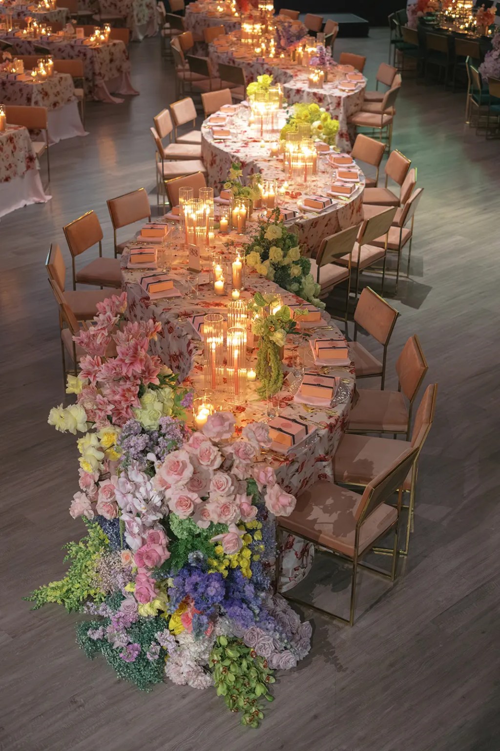 이 우아한 핑크 + 그린 "사악한" 영감을 받은 파티는 우리를 "좋은 쪽으로" 변화시켰습니다